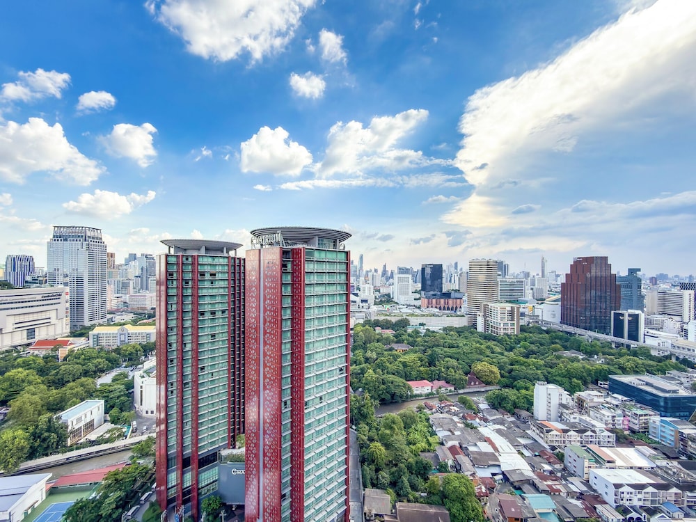 Luxury Downtown Bangkok 2BR 2BA · Sky Pool Gym · 5min Walk to Siam Paragon