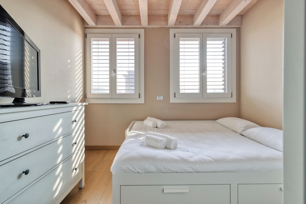 Elegant apt with parking and balcony