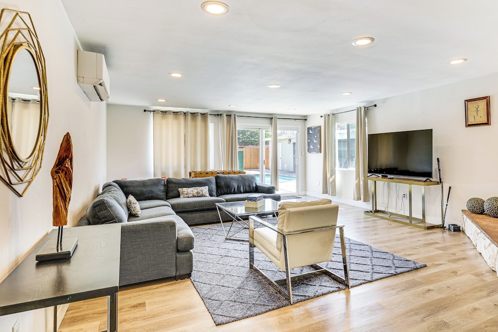 Modern Gem w/ Outdoor Oasis: 5 Mi to Lake Jennings
