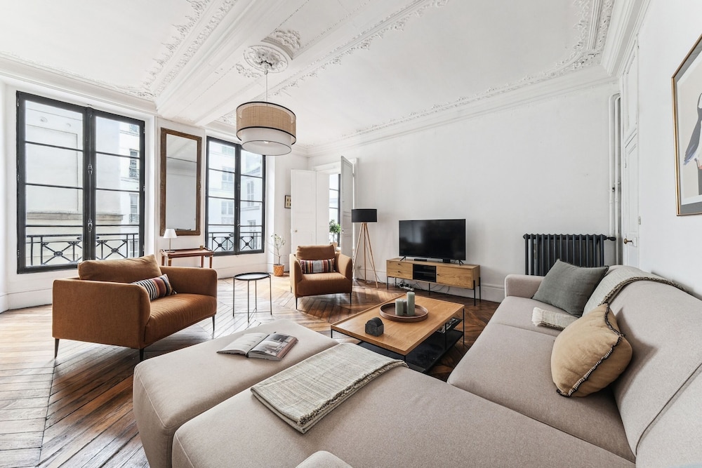 4BR Stylish Stay in the Heart of Marais