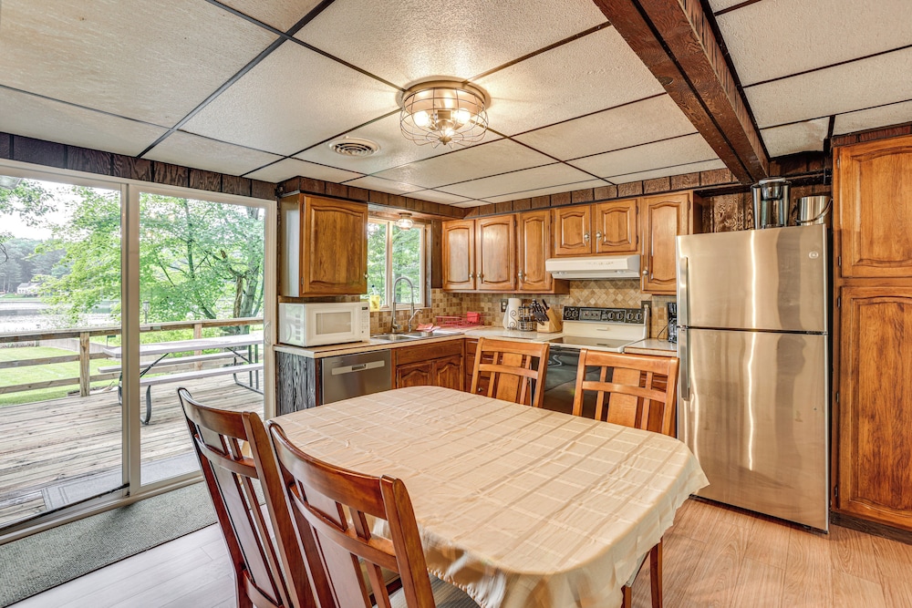 Lakefront Home w/ Deck: Central Michigan Escape!