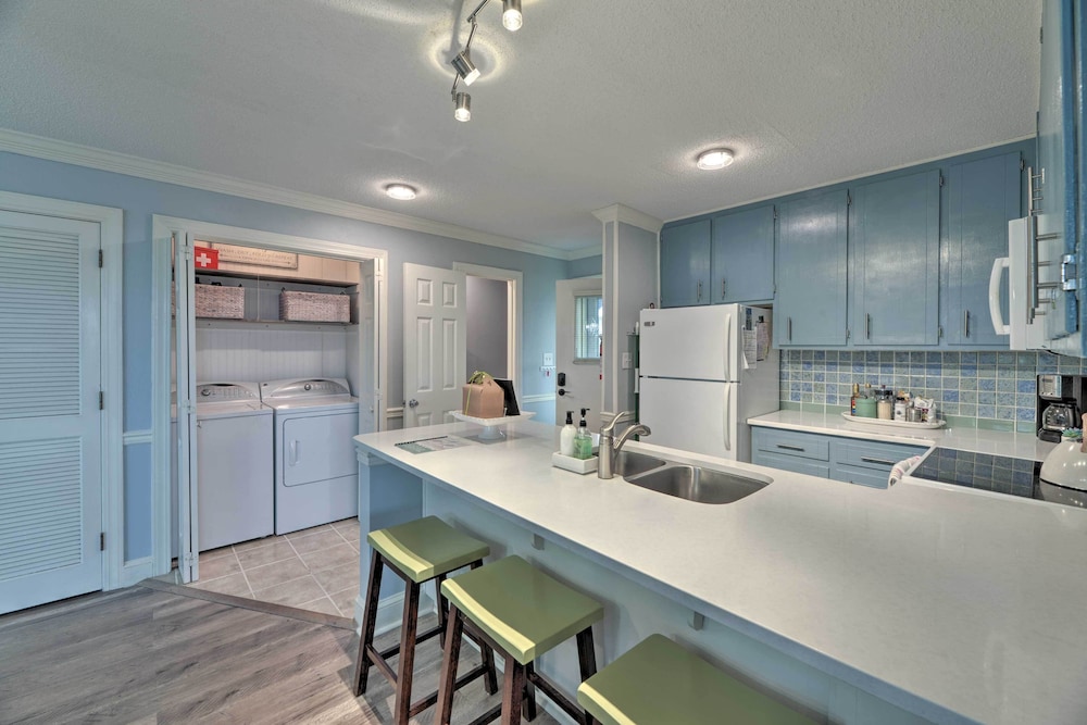 Bright Emerald Isle Condo w/ Private Beach Access!