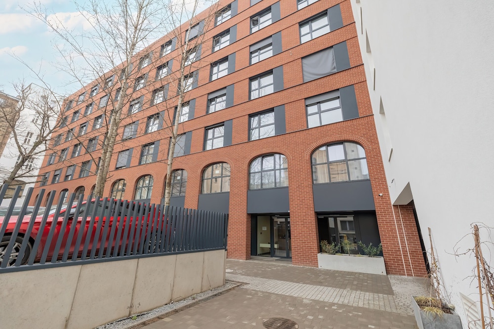 Modern Studio in the Centre by Renters view 4