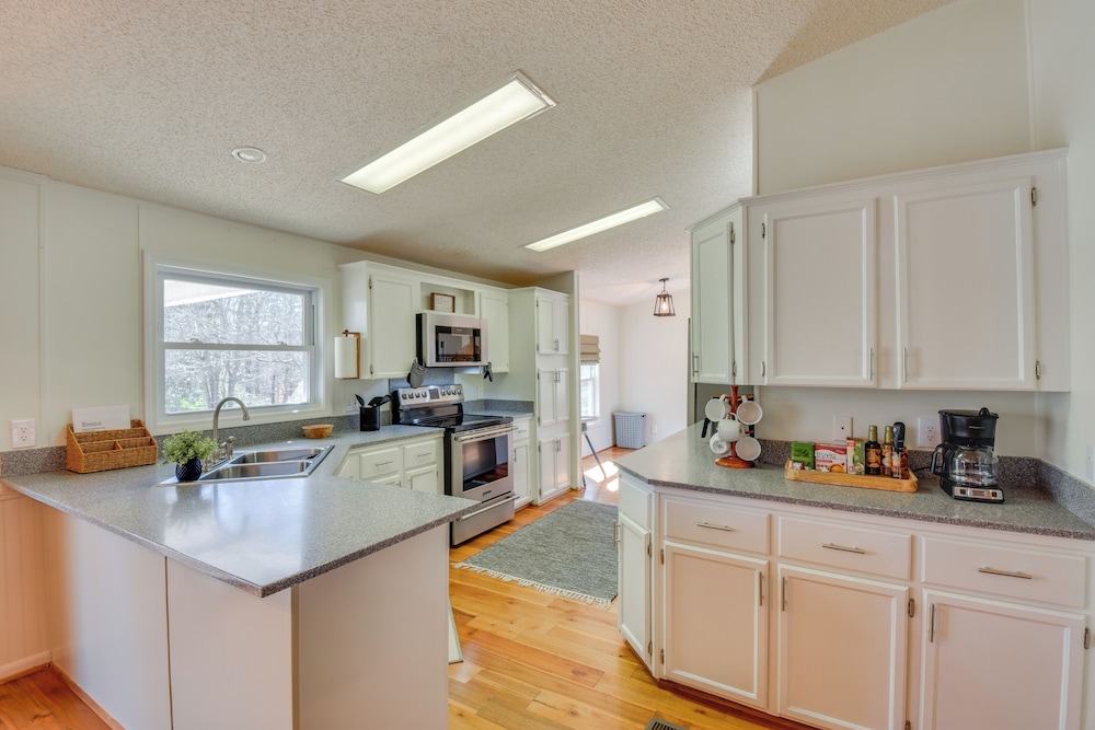 Deck, Grill & Dock Access: Lake Keowee Retreat!