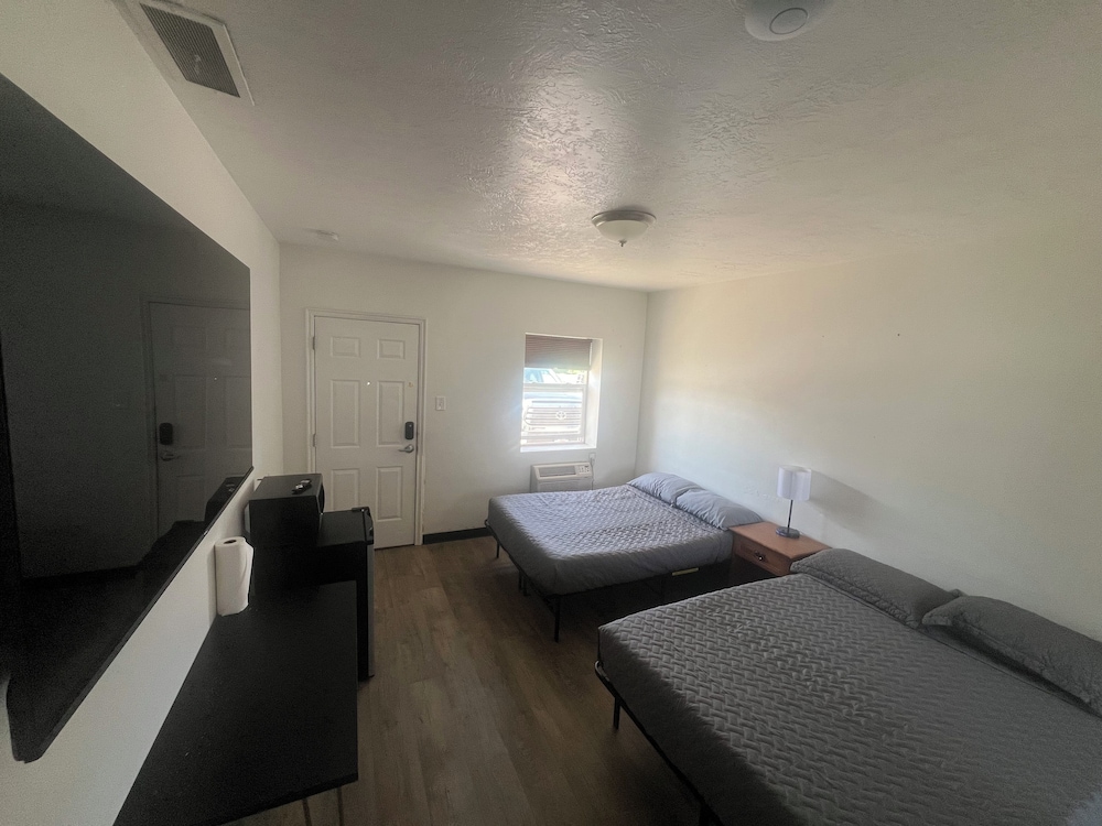 Mac's Motel
