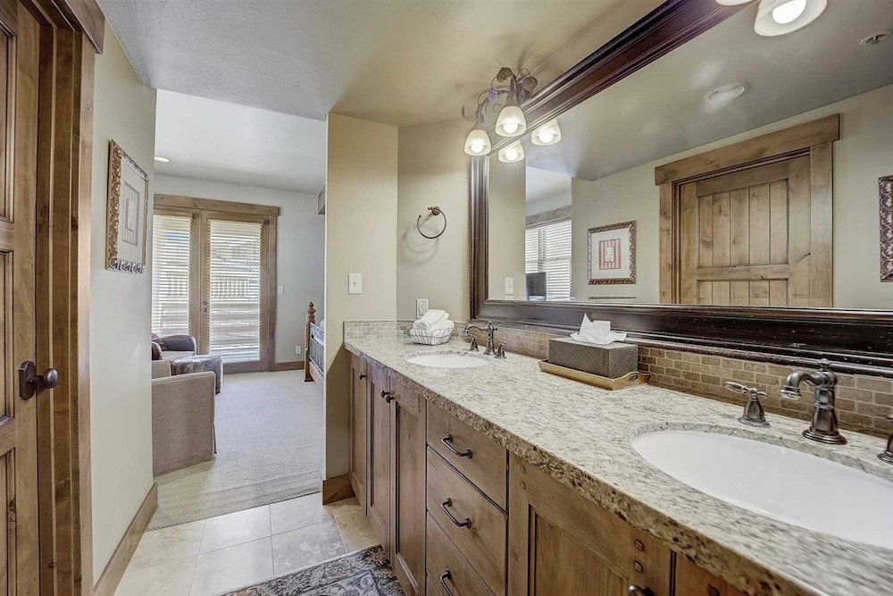 2 Ski-in/ski-out Condos w/ Hot Tubs Deer Valley Mont Cervin by Avantstay