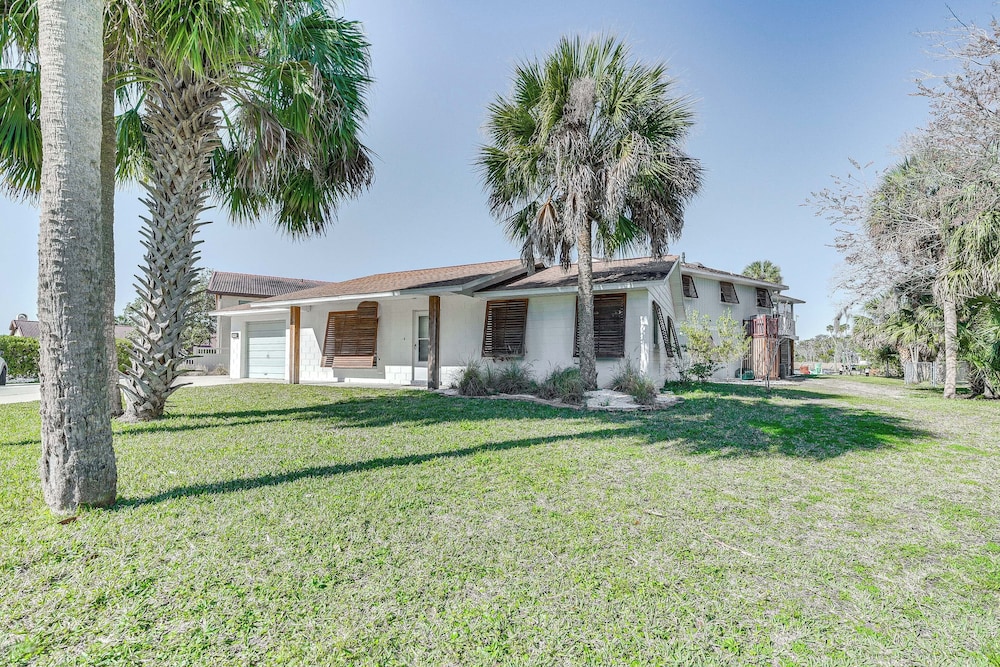 Crystal River Home: 2 Mi to Three Sisters Springs!