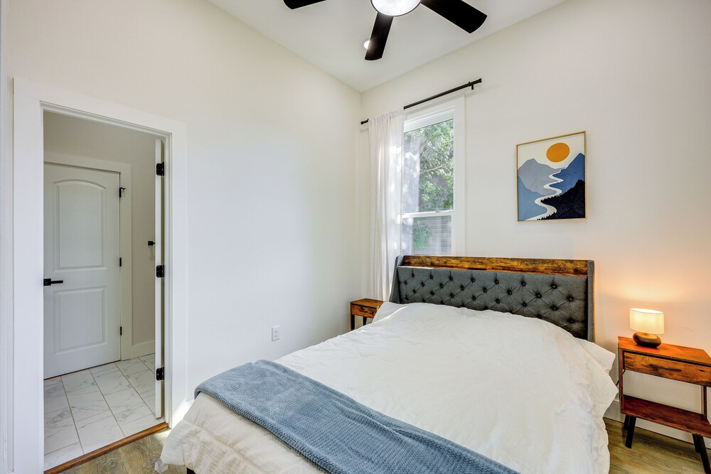 1 Mi to Dtwn San Antonio: Sleek Bungalow w/ Yard!