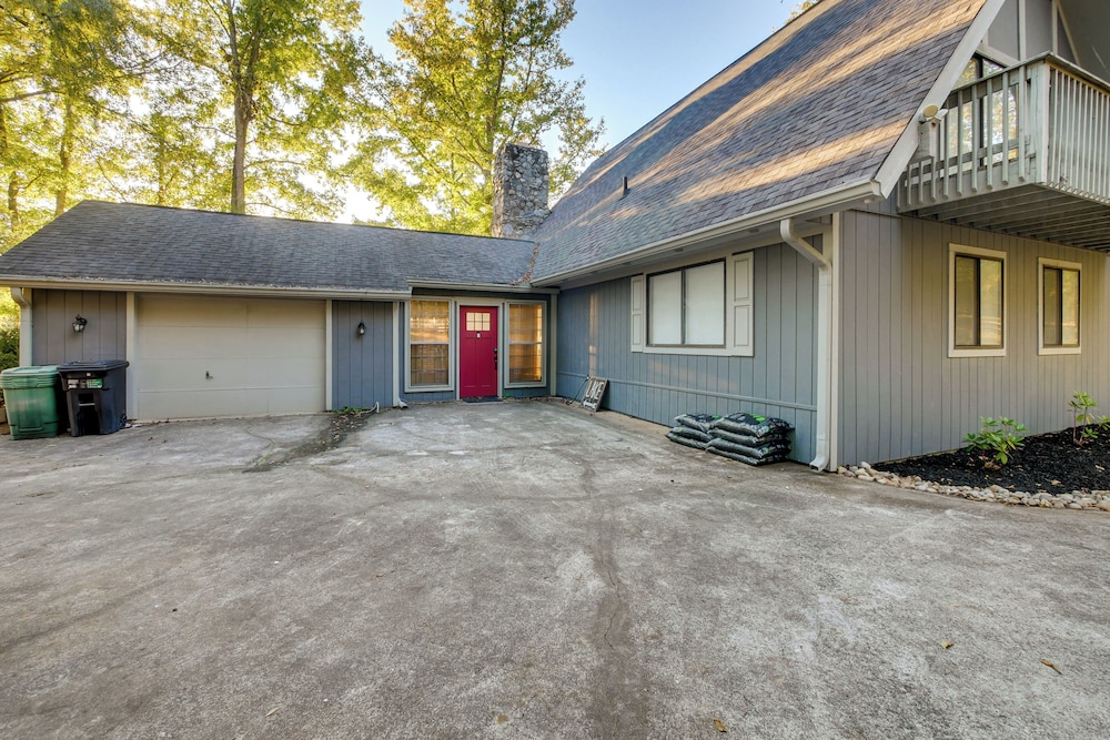 Waterfront Escape w/ Hot tub & Dock in Eatonton!