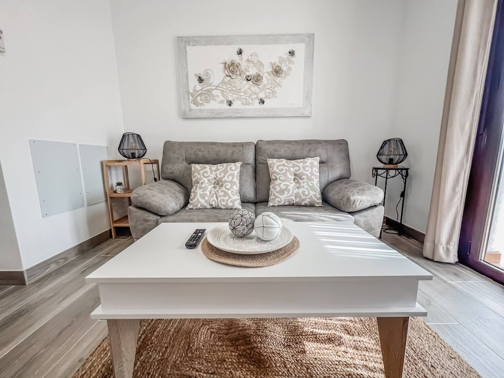 Modern Two Bedroom Apartment With Pool