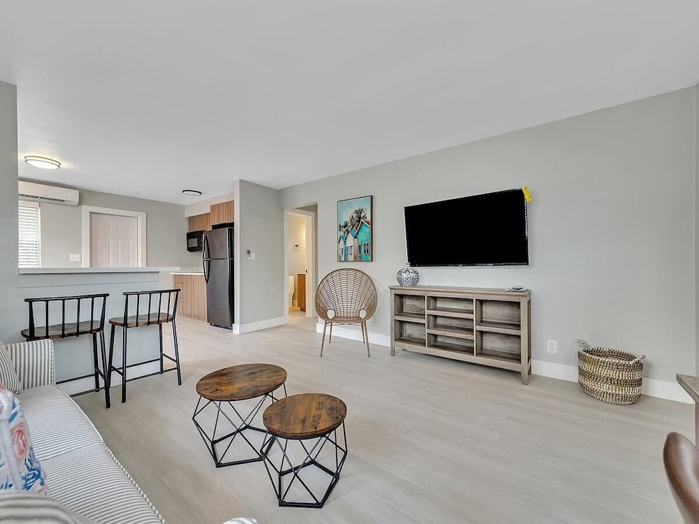Cozy 1BR Seaside, Steps to Hollywood Beach & More