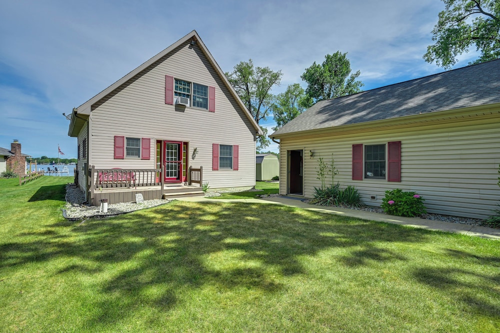 Lakefront Warsaw Home w/ Private Dock + Golf Cart