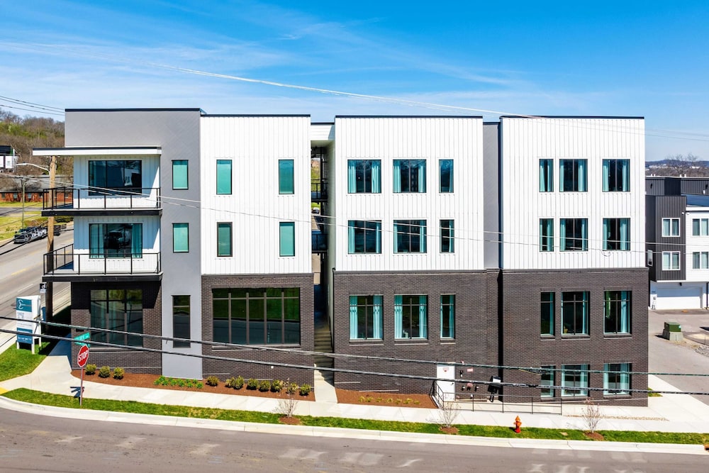 13 Modern Condos Near Downtown Nashville 26 Total Bedrooms, Sleeps 90 The Heights by Avantstay