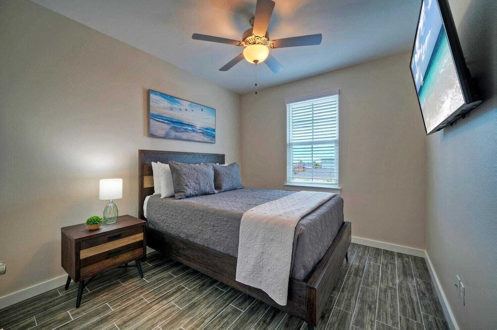 Sleeps 33! 4 Condos, Walk to the Beach, Resort-style Pool, Endless Summer Resort