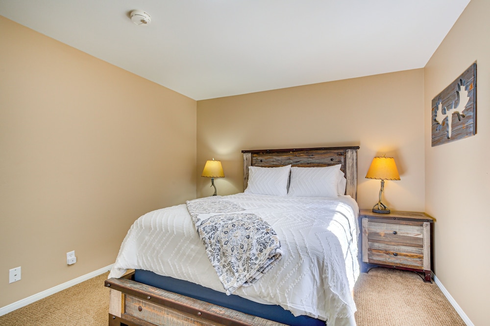Family-friendly Home w/ Hot Tub in Big Bear!
