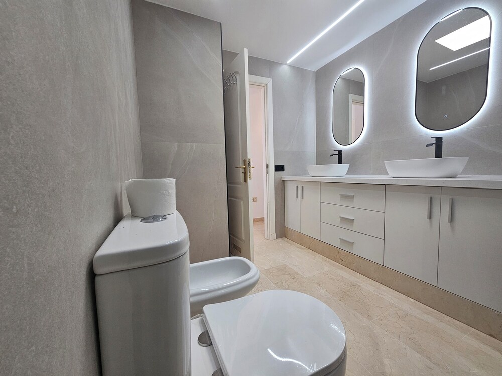 Comfortable Modern House With Jacuzzi, and Access to Swimming Pool