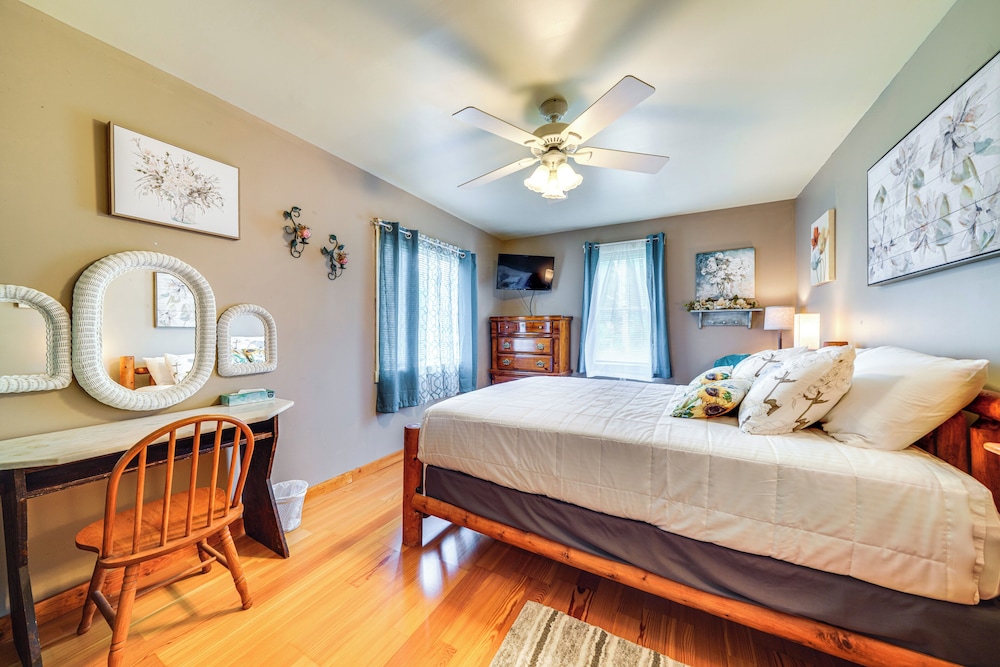 14 Mi to Dtwn Louisville: Holiday Vacation Home!