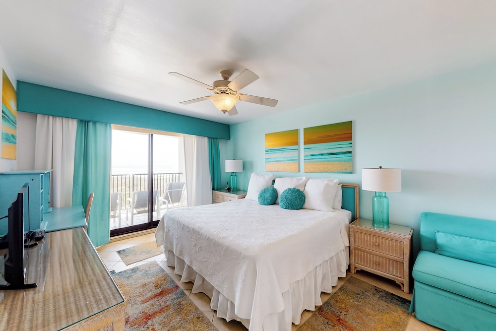 Corner 3BR w/ Gulf Views, Pools, Hot Tub, Sauna