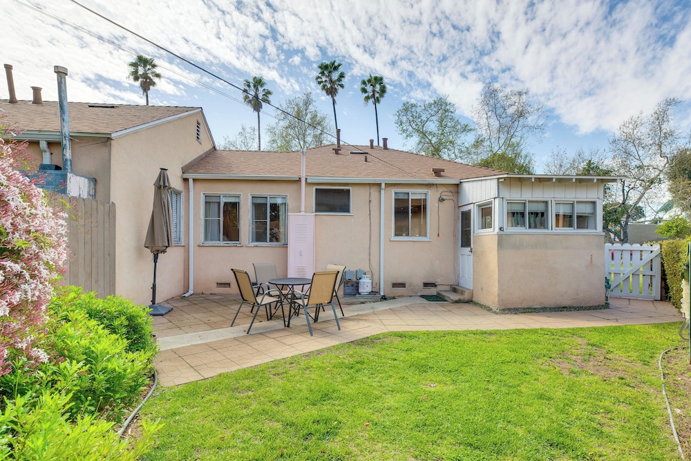 3 Mi to Universal Studios: Chic Home w/ Yard!