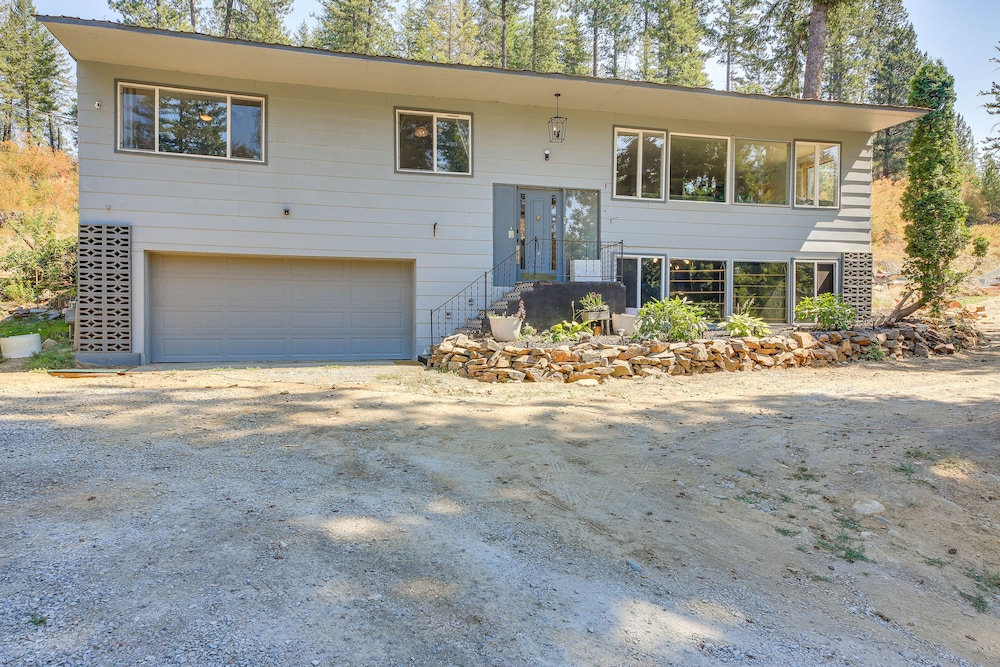 Chic Idaho Retreat w/ Hot Tub, Grill  Pool Table! - Property Image 3