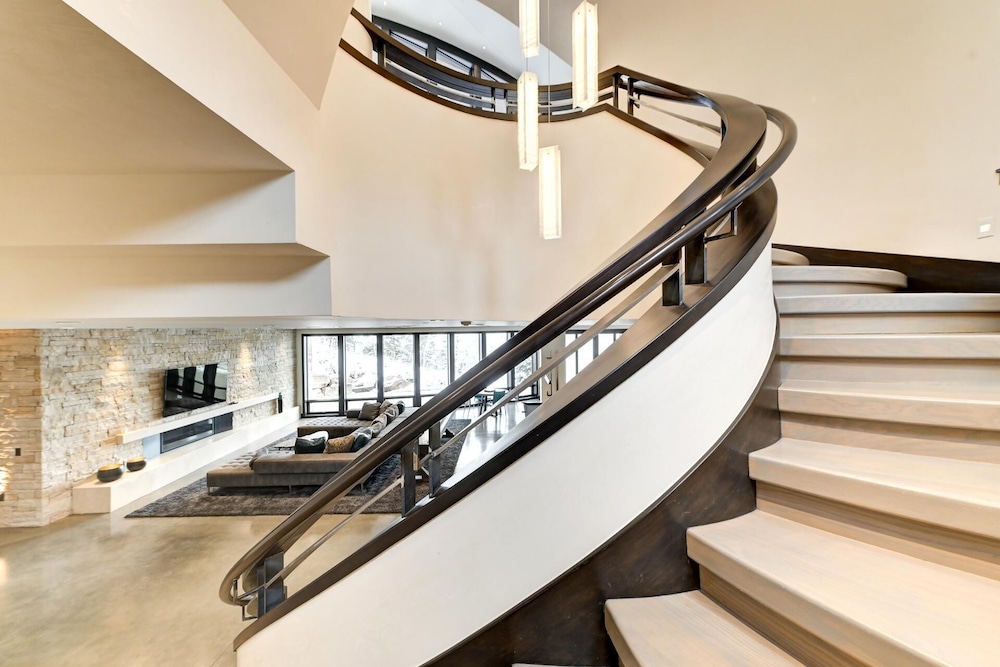 KBM Resorts Walk to Slopes, Sports Court, Private Home Theater, Sleeps 17, Outdoor Hot Tub Pco-184m