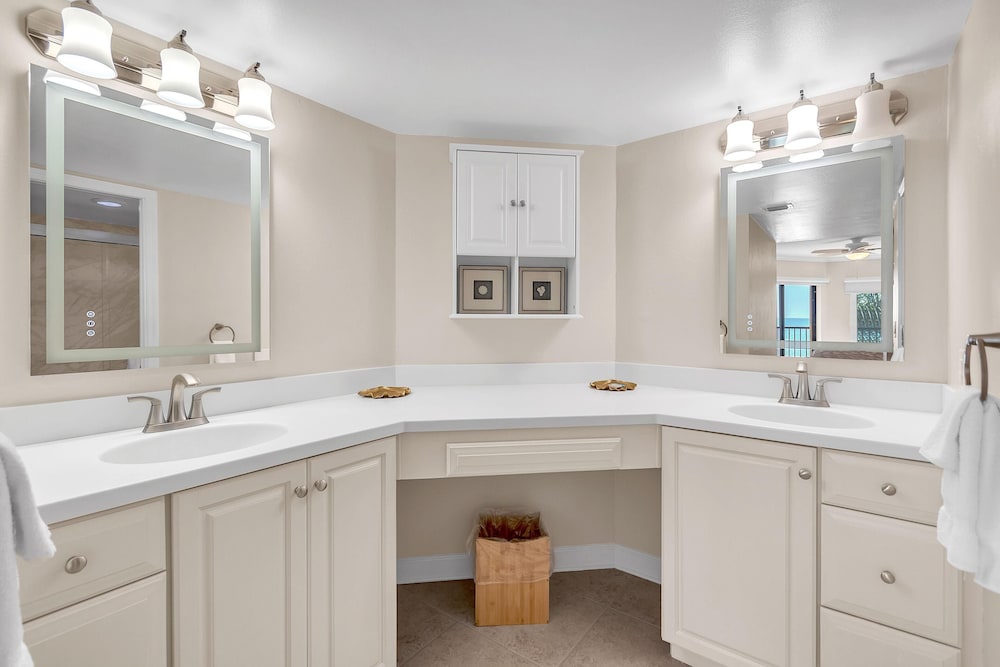 Land's End 11-306 Beach Front - Premier