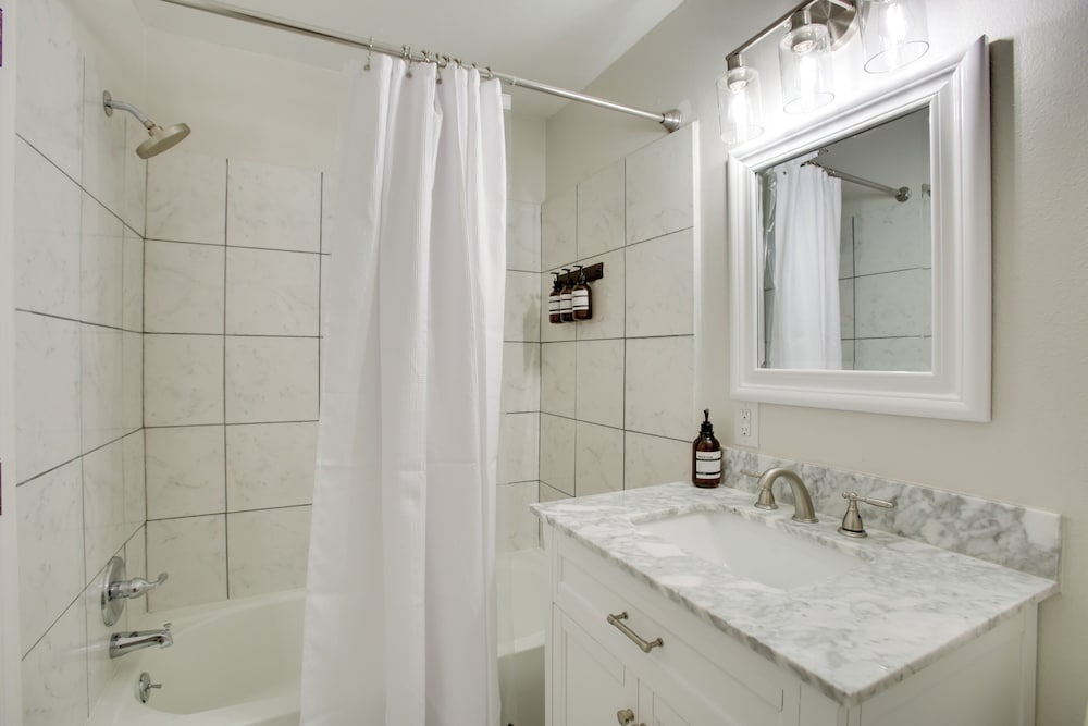 2 Mi to Dtwn: New Orleans Escape!
