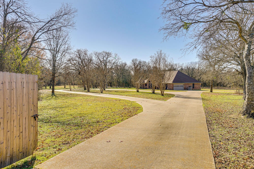 Large Yard, Fire Pit & Games: Grandview Haven!