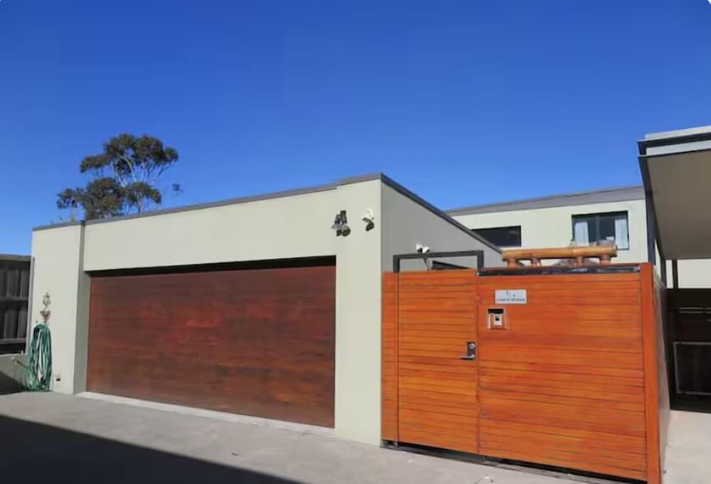 Waterfront Home - Gorgeous Views - 2 Bed
