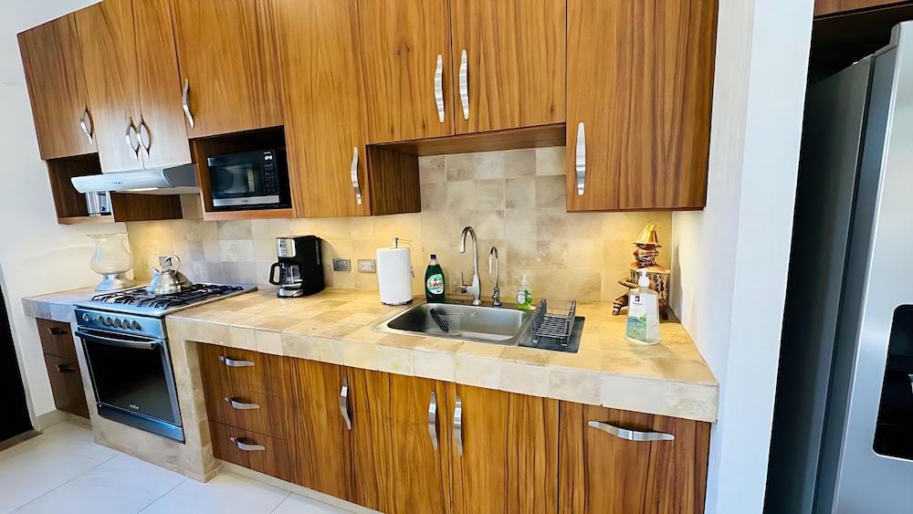 Luxurious 3 Bedroom in Ajijic - Sleeps 6 - Private Gym - Pickleball Court -