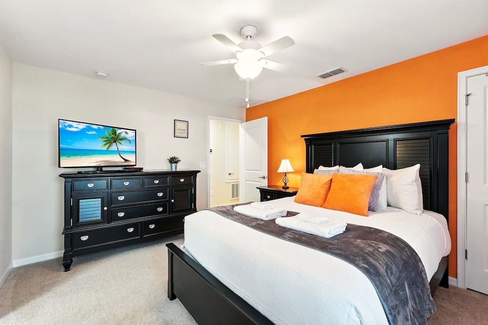 Vibrant 5BR Family Retreat in Storey Lake!