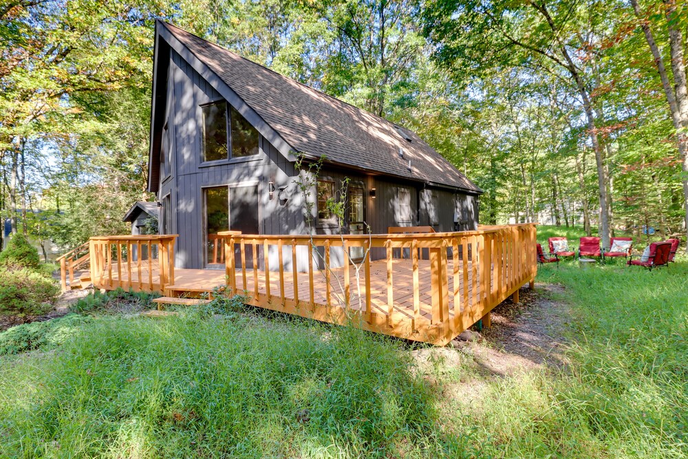 Community Beach Access: Modern Poconos Cabin! view 2