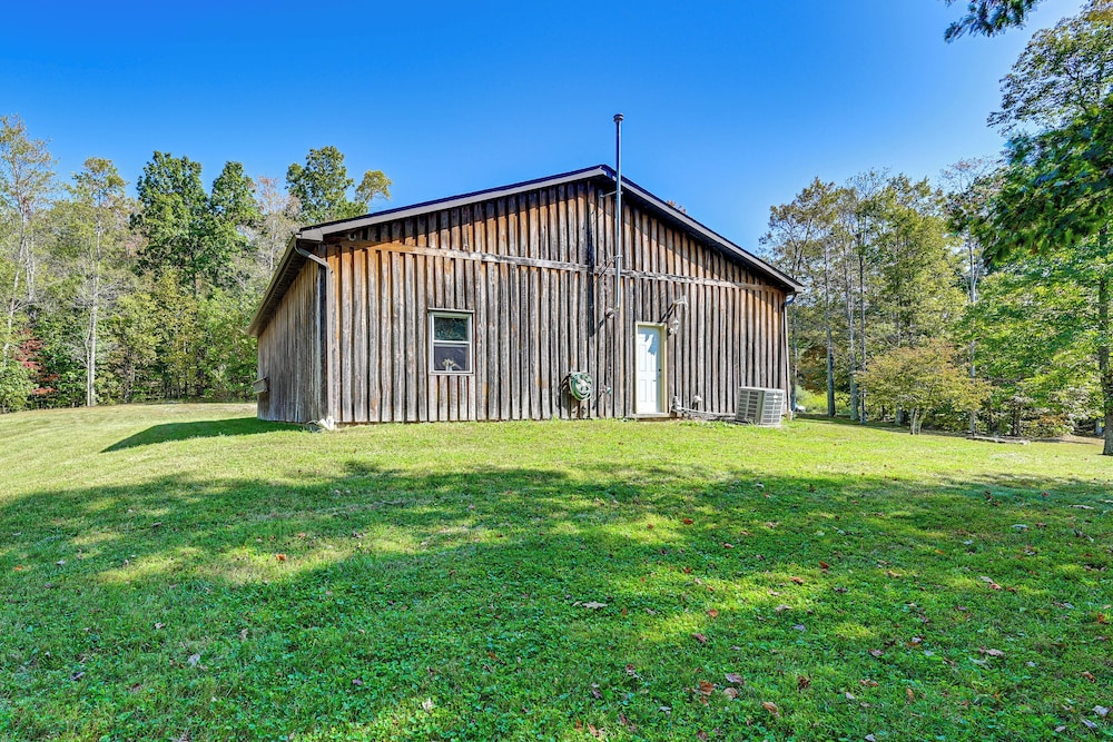 Ohio Hunters Cabin w/ Pond Access: Pets Welcome!