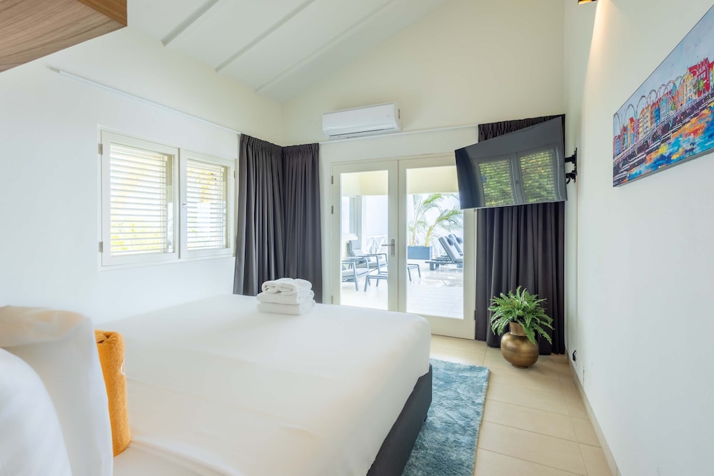 Villa Azure Vista 6BR Luxury Stay w 2 Pools