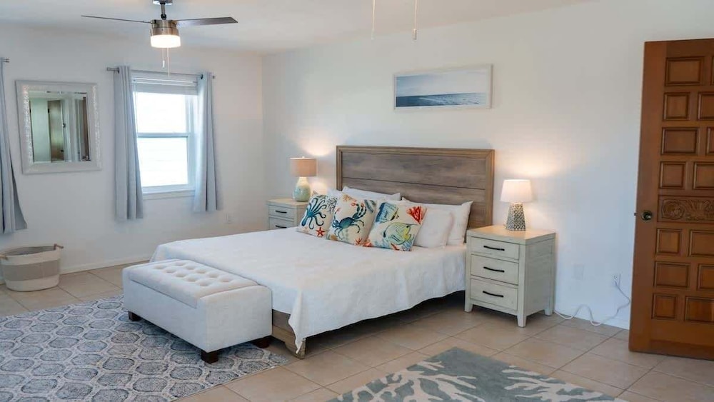 Fun Retro Island Vibe Sleeps 17 Beach 1 Block 4 Bedroom Home