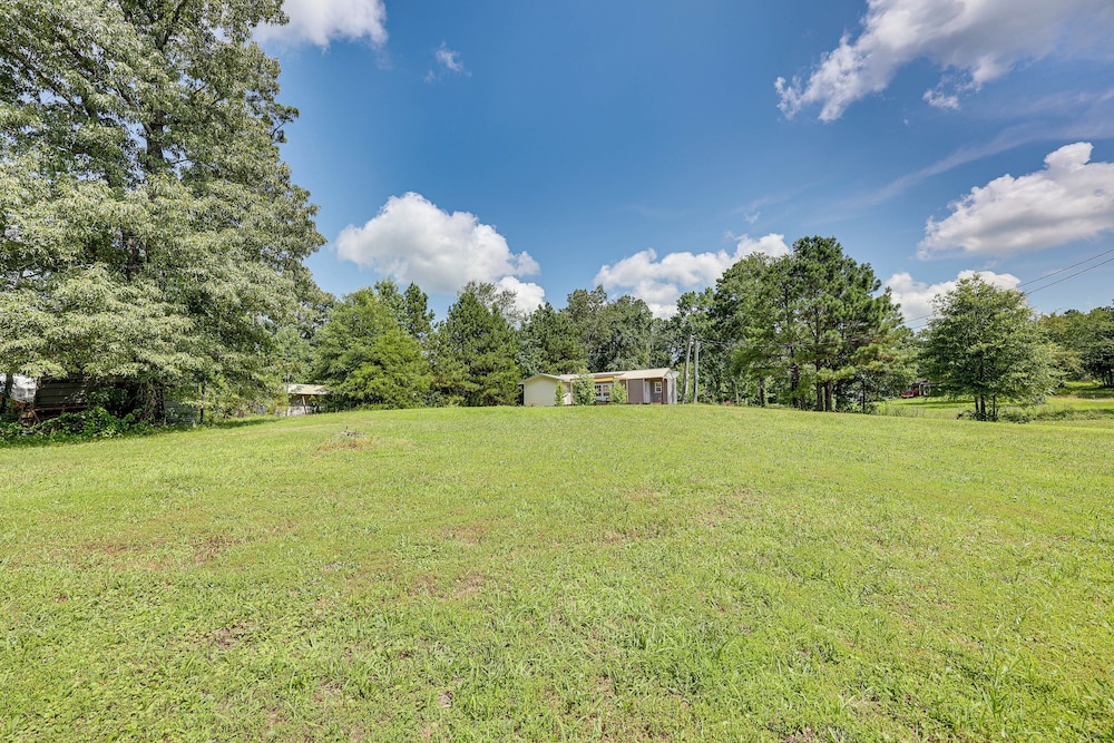 5 Mi to Lake Ouachita: Peaceful Cabin Retreat