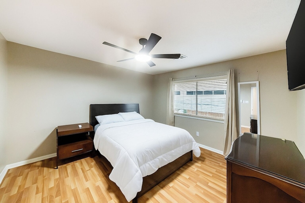 Pet-friendly 3BR Near First Colony Mall