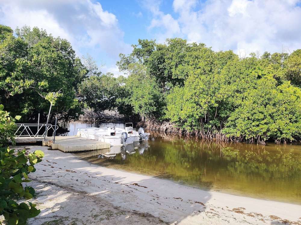 Hotel Beachfront Studios - Image 1