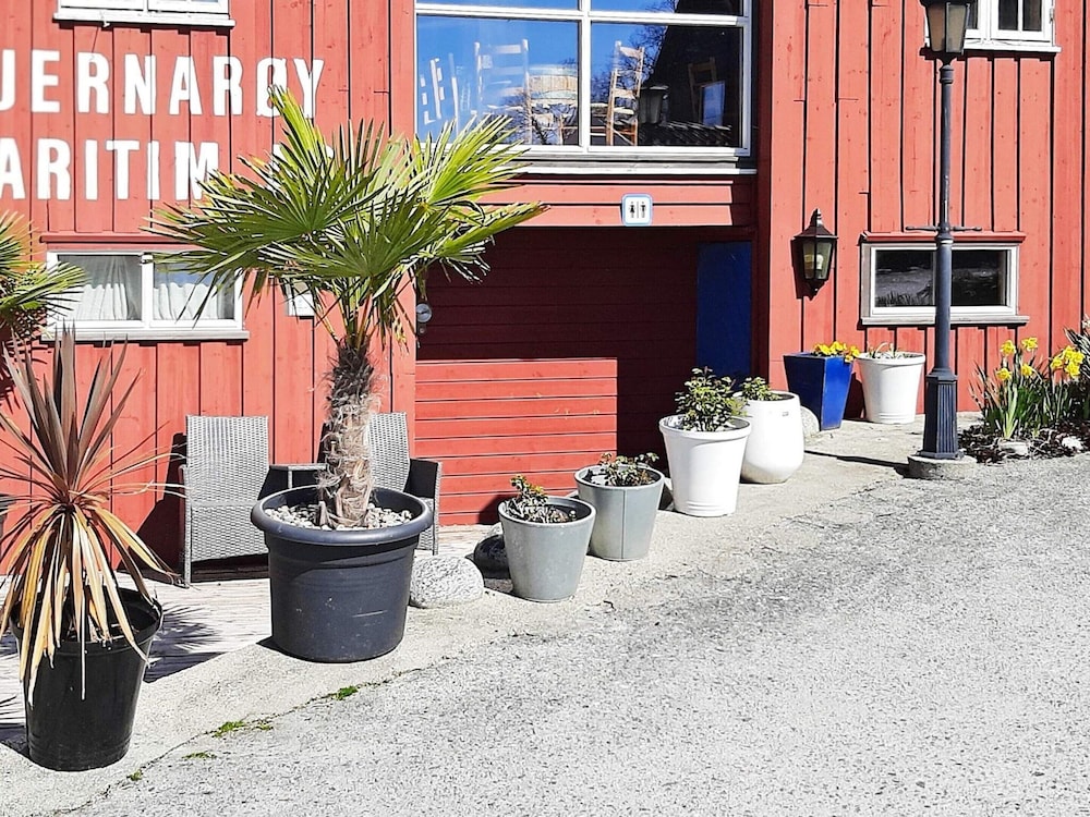 8 Person Holiday Home in Sjernaroy