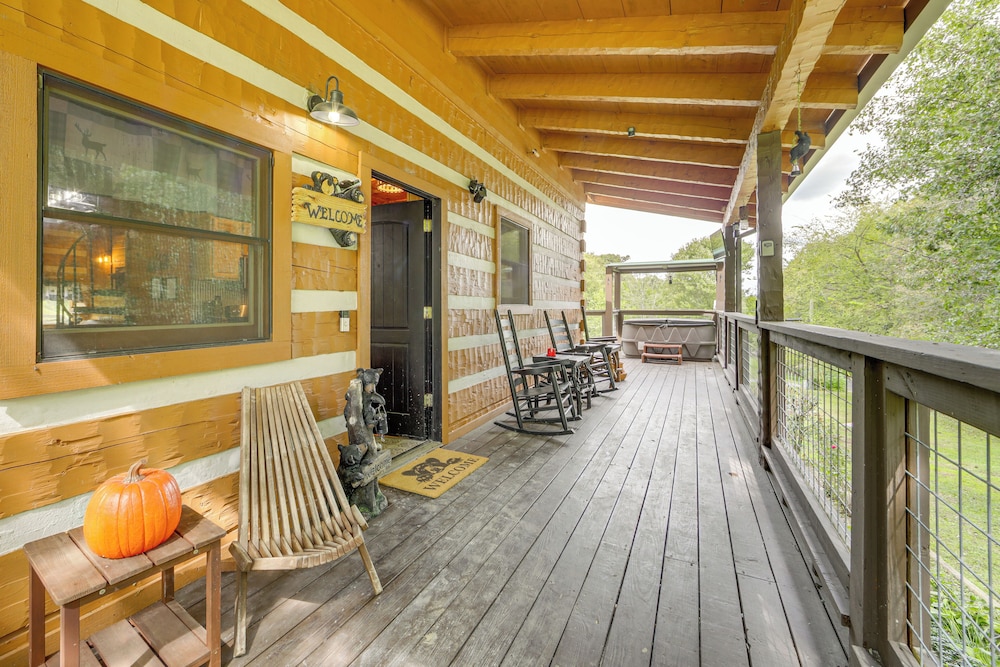 Mins to Dollywood: Boujee Bear Cabin w/ Hot Tub!