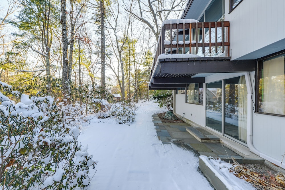 Trail Access On-site: Gorgeous MCM Deck House!