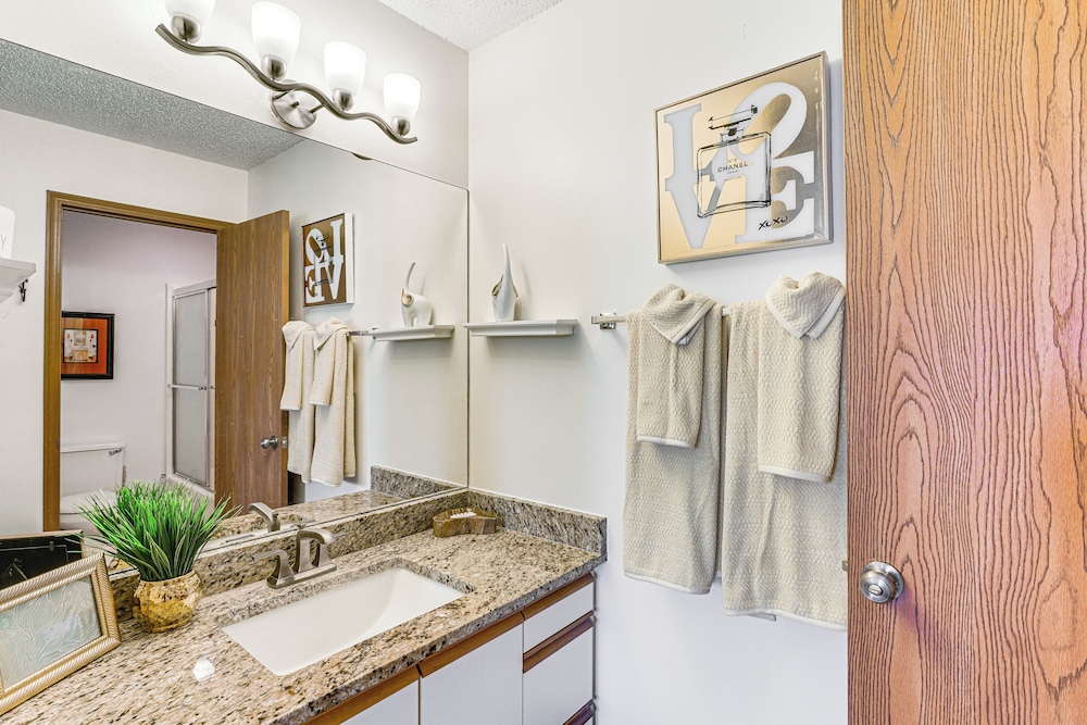 Pet-friendly Condo w/ Pool Access in Osage Beach