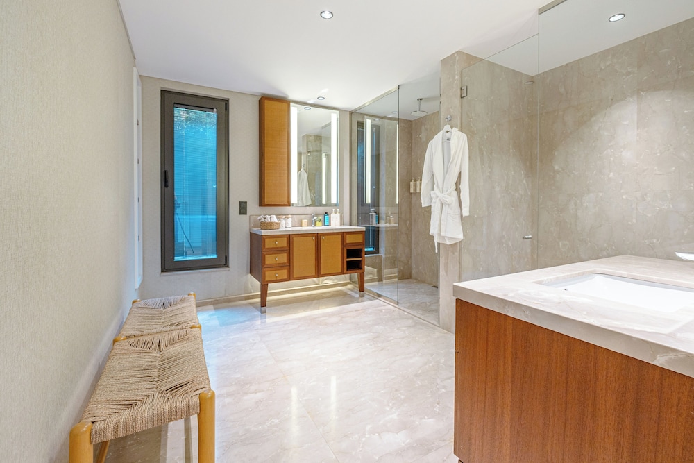 3-Bedroom Beachfront Villa with Hotel Amenities