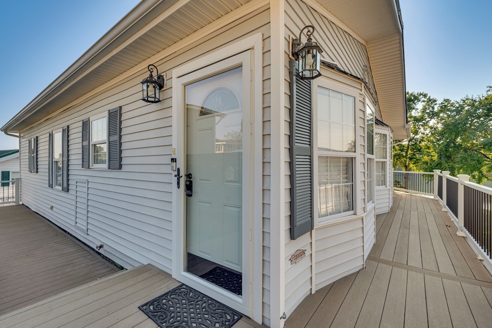 Breathtaking Views & Deck: Badin Lake House!