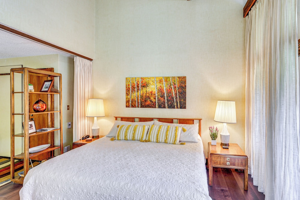 10 Mi to Skiing: Durango Condo w/ Golf Course View