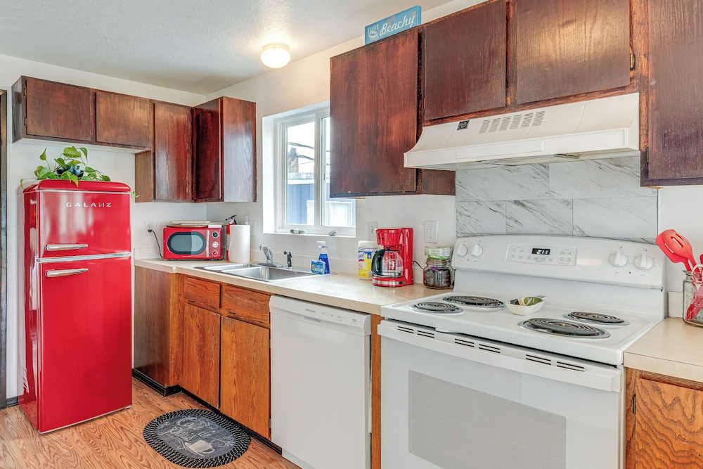 Quaint Rockaway Beach Gem: Walk to Shore!
