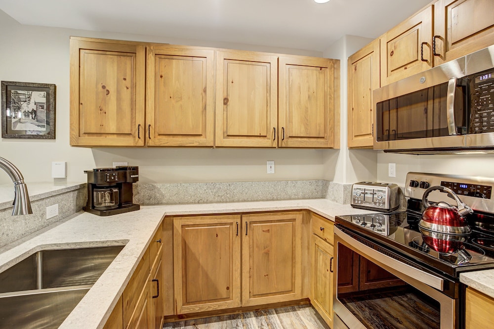 Premium 2 Bedroom Condo in Arrowhead Village! 2 Condo