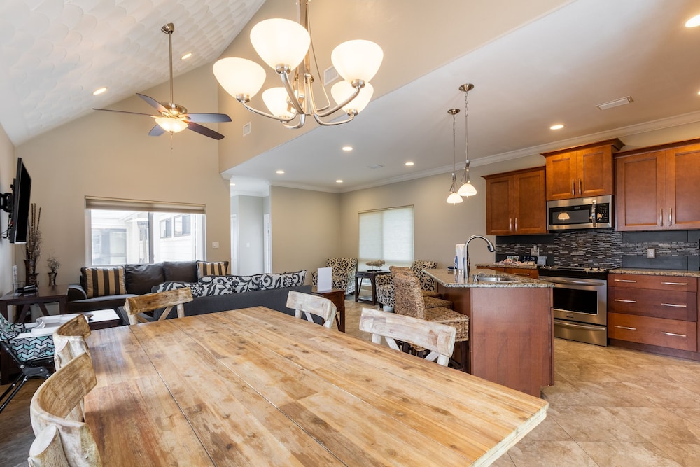 Pelican Retreat by Avantstay 5 Mins TO Beach Pet Friendly w Pool BBQ