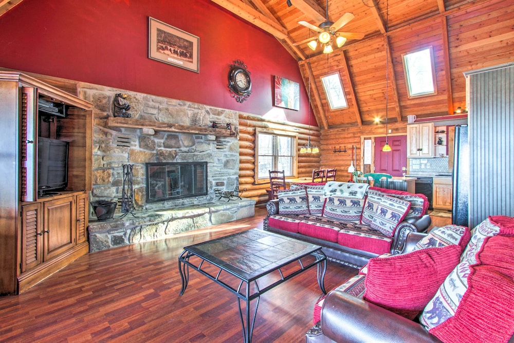 2 Mi to Ober Mtn: Hot Tub & Deck at Cozy Cabin!