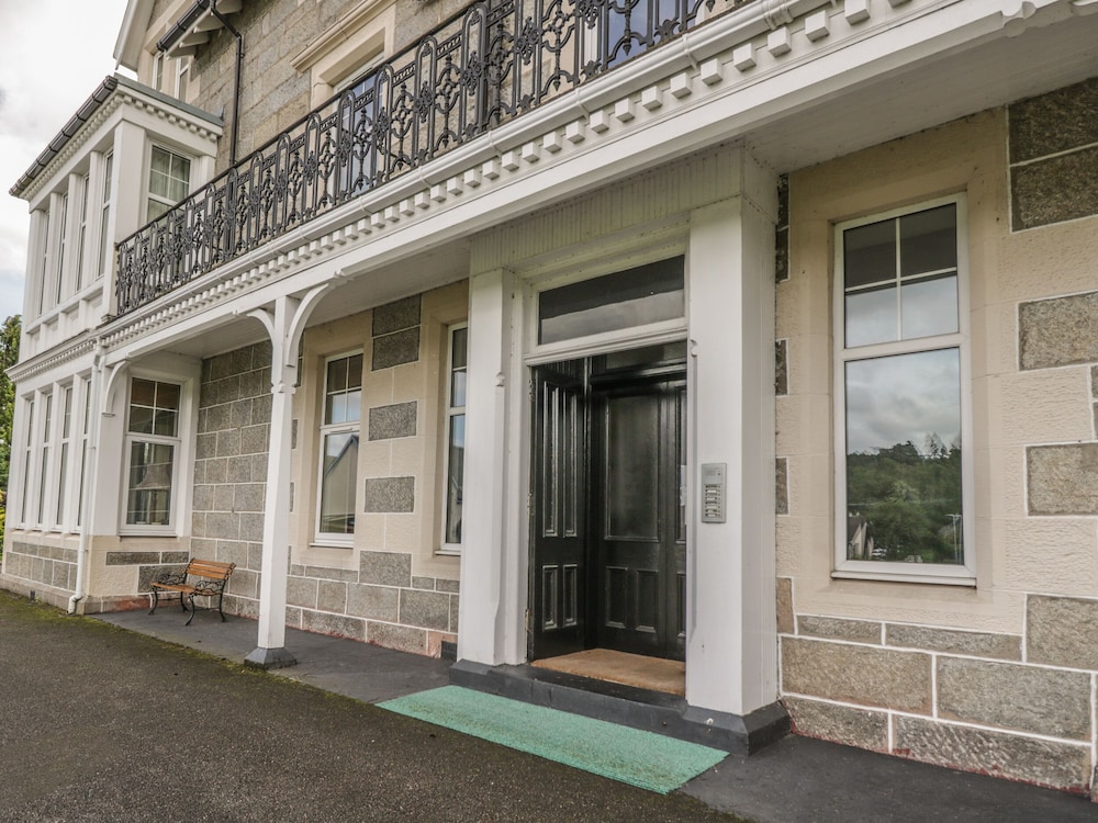 10 Monarch Country Apartments